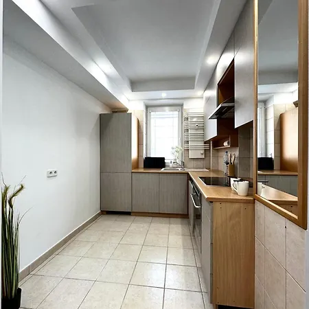 Igielna - 100m Main Square - Self Check-in *